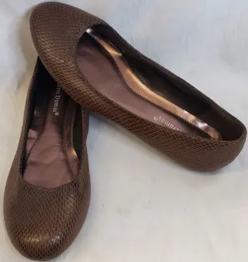 Mac -- Women's Flat Shoe